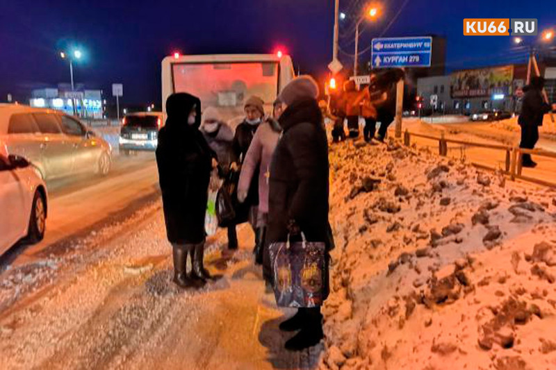 В час-пик автобус пробил колесо на перекрестке в Каменске-Уральском. Водитель поступил честно: вернул всем деньги и высадил… в сугроб