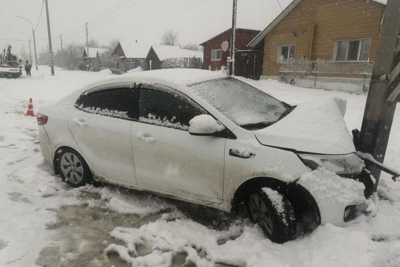 Сотрудники ГИБДД разбираются в обстоятельствах ДТП, в результате которого пострадали 2 пассажира такси