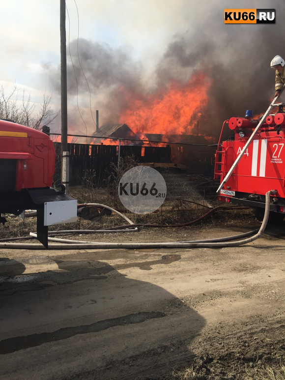 Сегодня под Каменском-Уральским сгорели два частных жилых дома. ФОТО