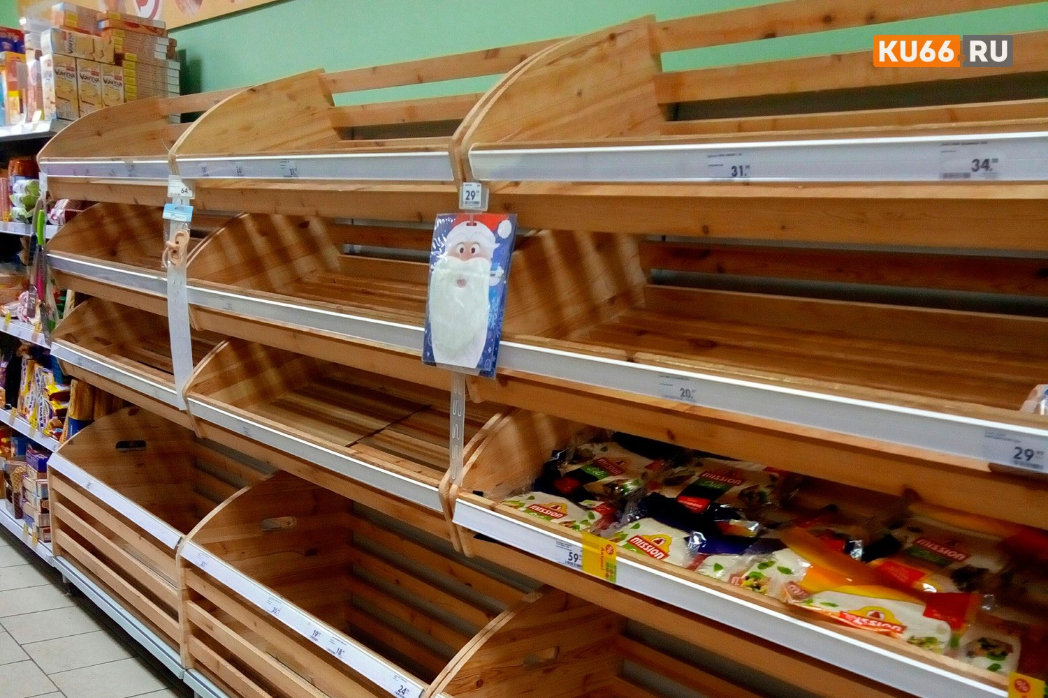 «С обеда остатки по три булки расхватали»: жители Каменска-Уральского пожаловались на отсутствие хлеба и яиц в городских магазинах