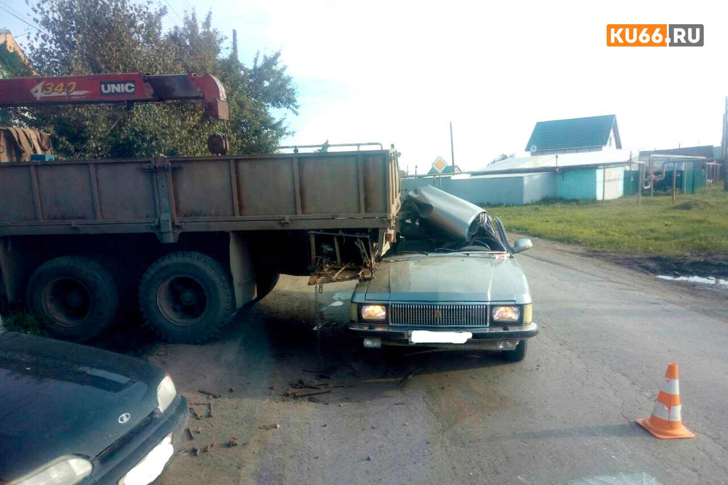 Куда смотрел? В селе под Каменском-Уральским грузовик сдавал назад и протаранил «Волгу». К счастью, обошлось...