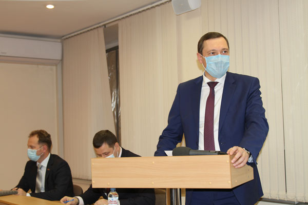 На заседании Думы Каменска-Уральского депутаты говорили о вакцинации от «короны»: «Избежать заболевания можно только прививкой...»