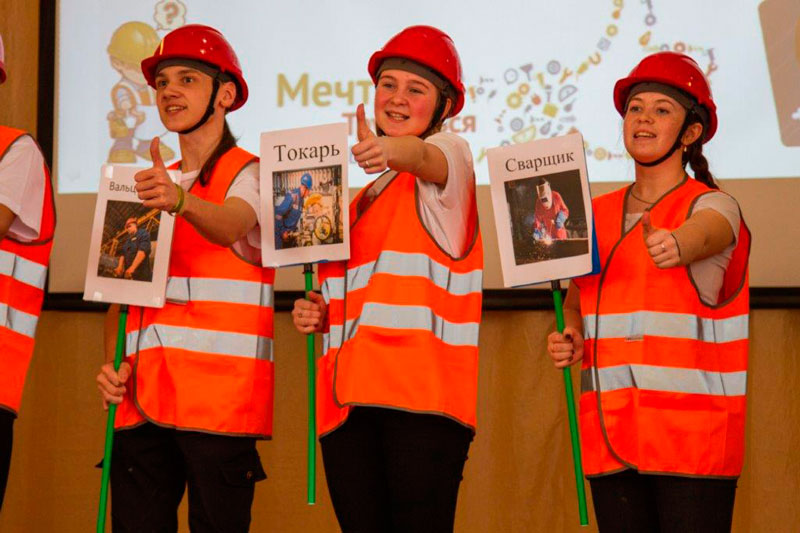 «Успешно реализуется»: школьники агитировали друг друга выбирать востребованные на заводах Каменска-Уральского профессии