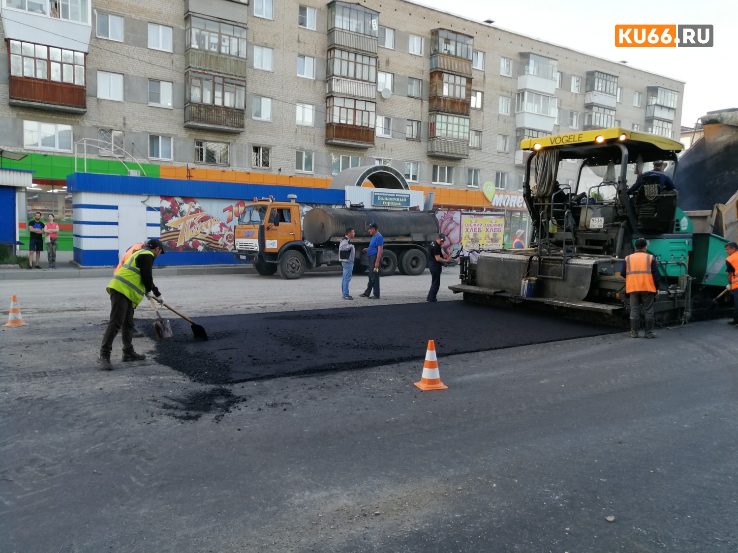 Хроника ремонта дорог в Каменске-Уральском: рабочие закатывают тонны асфальта и ставят тысячи метров бордюров. Спешат ко Дню города