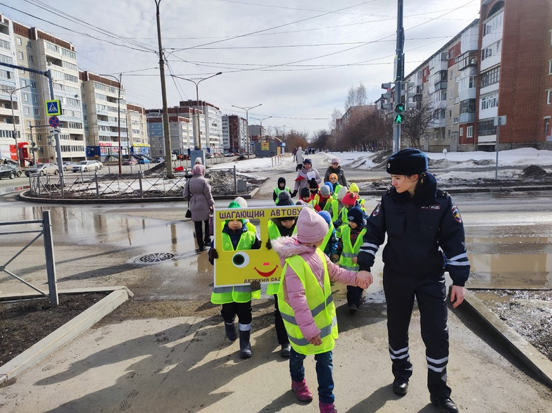Каменские дети приняли участие в акции «Шагающий автобус»