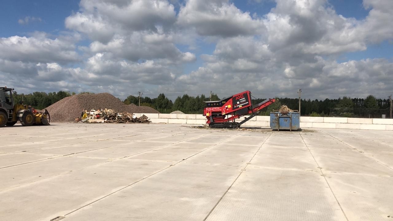 Старую мебель, деревья и отходы после уборки кладбищ будет превращать почти в крупу мобильный измельчитель на мусорном полигоне в Каменске