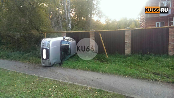Водитель снес забор и повредил стойки газопровода на улице Озерная в Каменске. Местные жители просят чиновников о внимании к дороге. ФОТО