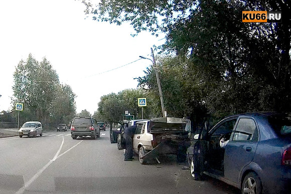 Массовое ДТП на улице Ленина в Каменске-Уральском: одна из машин остановилась перед пешеходным переходом и собрала «паровозик». ВИДЕО