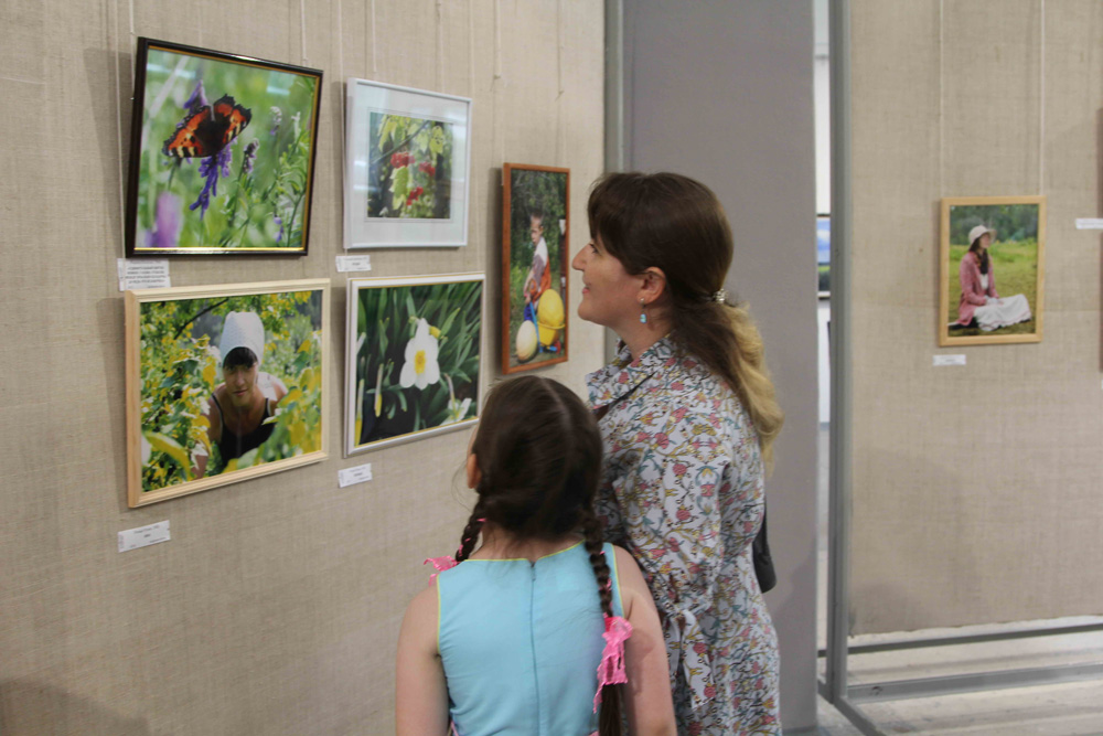 Ах, вернисаж! В Выставочном зале Каменска-Уральского — сразу три выставки, но главная все же - о любимом городе «В объективе целый мир»