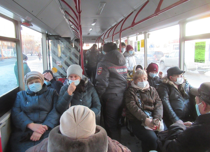 Каменцы ездят в транспорте без масок, а когда видят полицейских, сразу натягивают на себя средства защиты. Странные итоги спецрейда