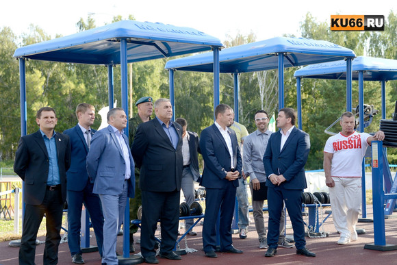 В Каменске открыли фитнес-зал под открытым небом. Именитый бодибилдер: «Сделано капитально, на века. В Екатеринбурге таких тренажеров нет»