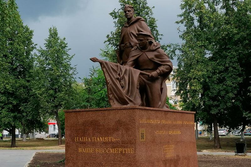 На открытии памятника героям и труженикам тыла в годы ВОВ на Аллее славы в Каменске чиновники говорили о голосовании за Конституцию