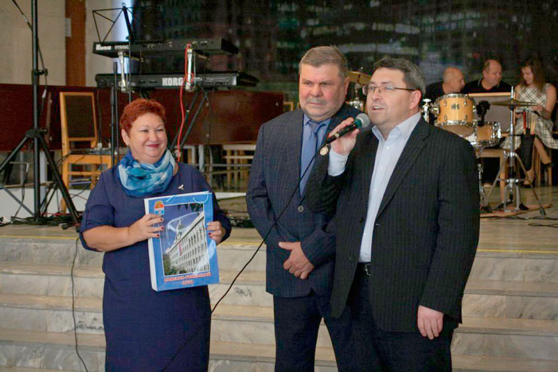 Каменский художник Ральф Орлов, автор «Умки» за зданием мэрии и пса в Тимирязевском сквере, подвел творческие итоги выставкой