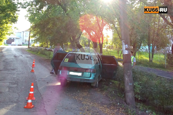 Пьяный мужчина за рулем ВАЗ въехал в электроопору в поселке Северный в Каменске-Уральском, оставив район без уличного освещения. ФОТО