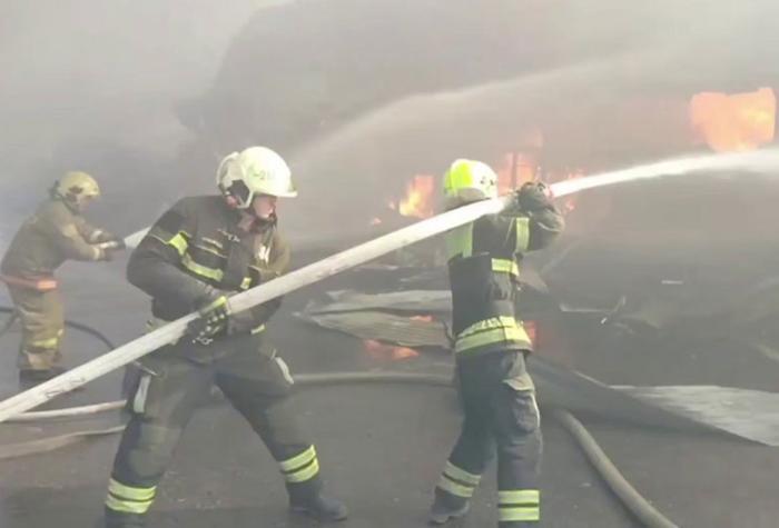 Огонь в гараже: как спасатели за 37 минут ликвидировали пожар в Каменске-Уральском | В Каменске-Уральском произошел пожар в частном гараже на улице Заводской