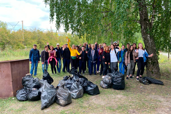 Каменск начали готовить к зиме — наводят порядок там, докуда руки коммунальщиков не дотягиваются. С понедельника уборка станет массовой