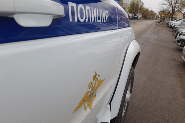 В центре Каменска-Уральского мужчина упал с кондиционера и сломал ногу | В Каменске-Уральском пьяный мужчина залез на кондиционер и сломал ногу