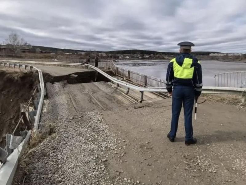 Паводок в Свердловской области — ограничено движение на двух участках, один мост повреждён | В Свердловской области из-за паводка закрыли два участка дорог
