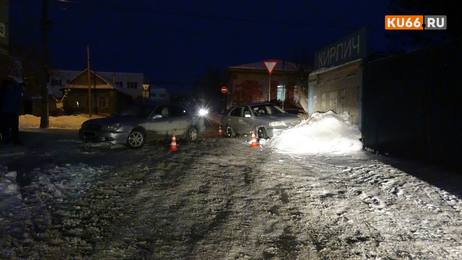 Молодые водители не поделили дорогу в Каменске-Уральском: две иномарки столкнулись на ул. Свердлова, а пострадала женщина-пешеход