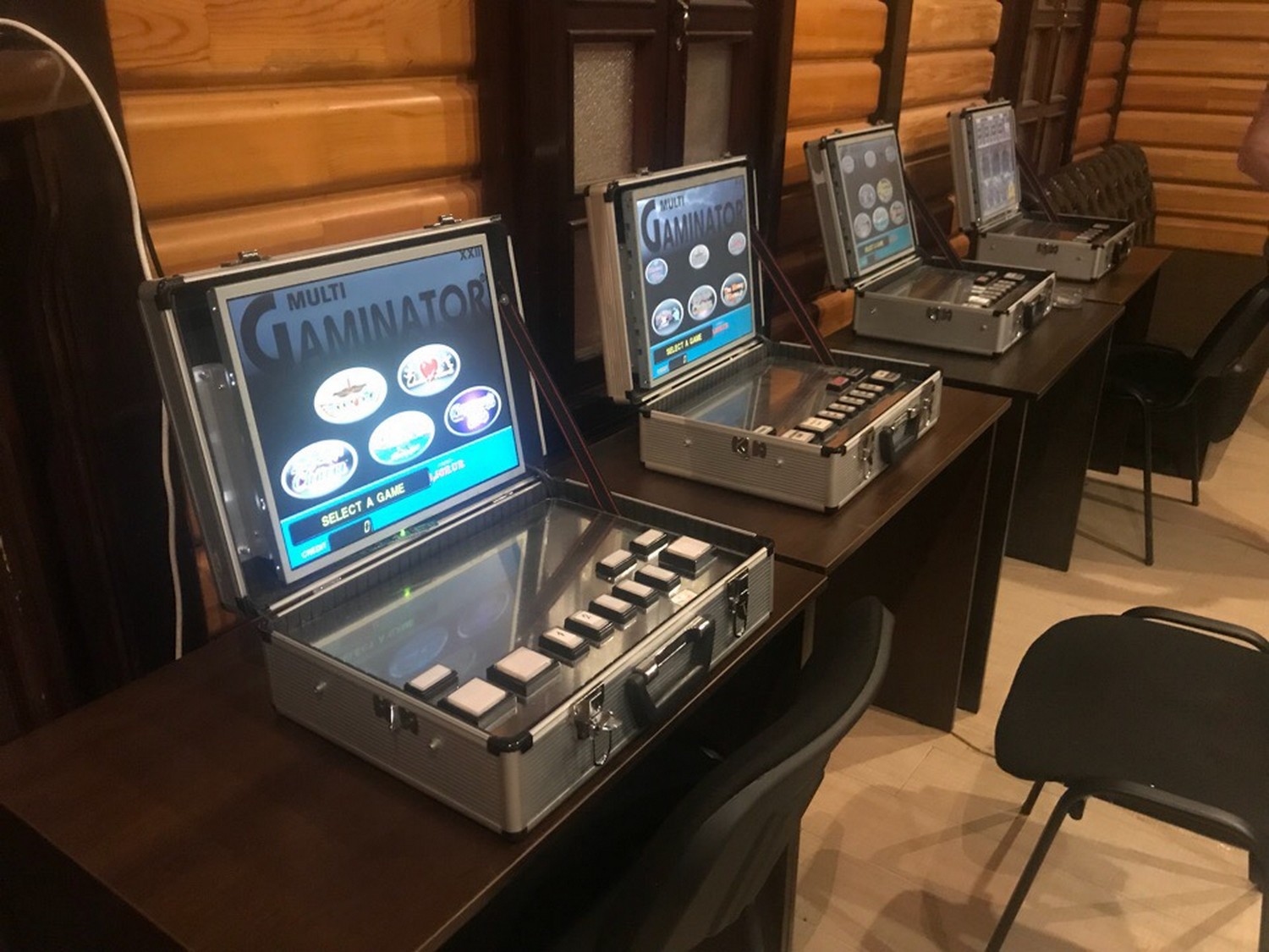 Как закрывали подпольное игровое казино в Каменске-Уральском: четырежды судимый охранник открывать полиции дверь не стал