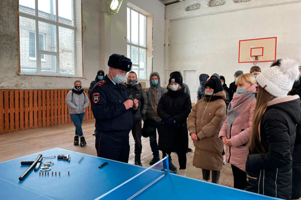 Студенческий десант в ГИБДД: путь в полицию уже открыт! К Татьянину Дню в Каменске-Уральском прошла акция для ребят из КУТТС