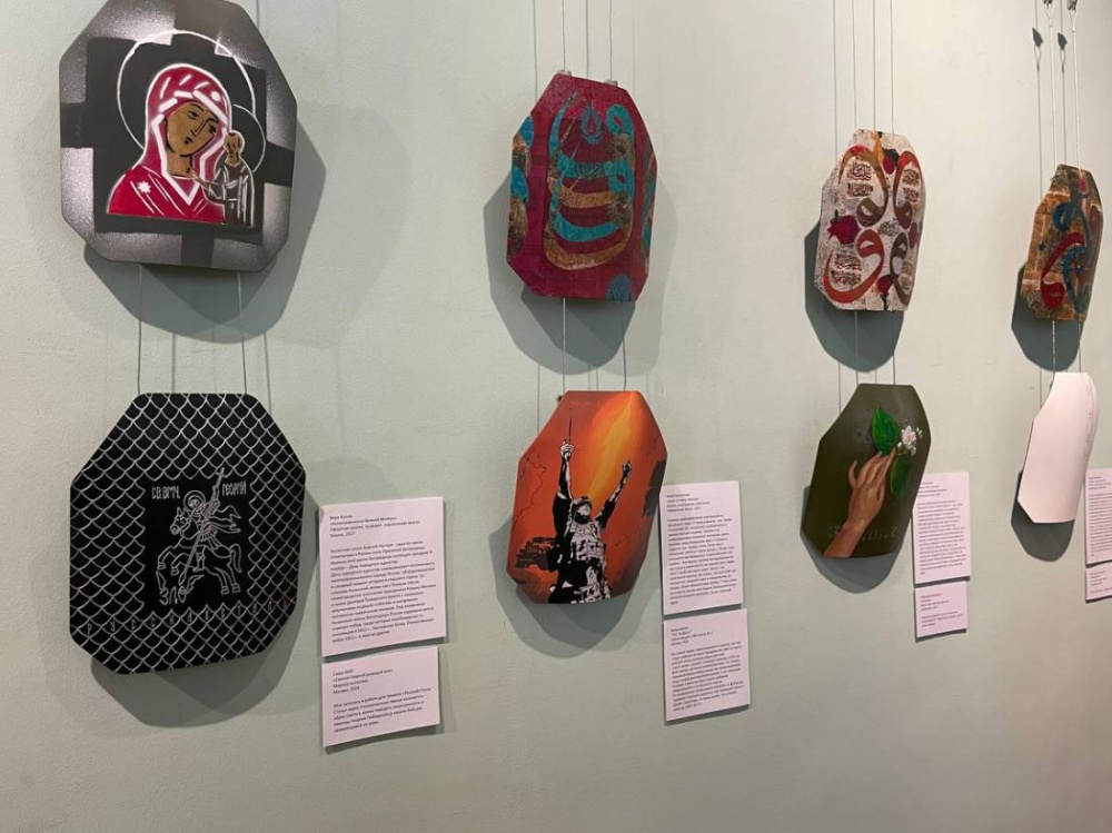 В Краснодаре появилась выставка с картинами на плитах от бронежилетов | В Краснодаре открылась выставка с картинами на пластинах от бронежилетов