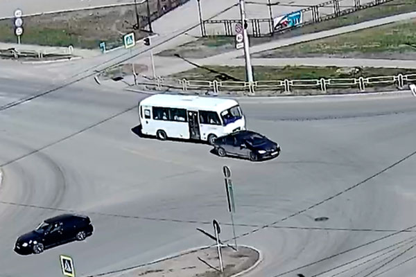 Утром в Каменске-Уральском автобус 203 маршрута протаранил иномарку. ВИДЕО