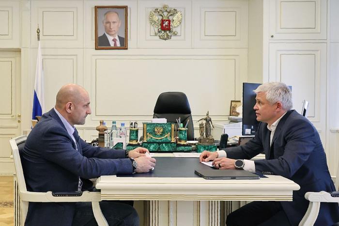 Полпред президента в УрФО и глава Сбера на Урале обсудили развитие регионов | Полпред президента в УрФО Жога встретился с главой Сбера на Урале