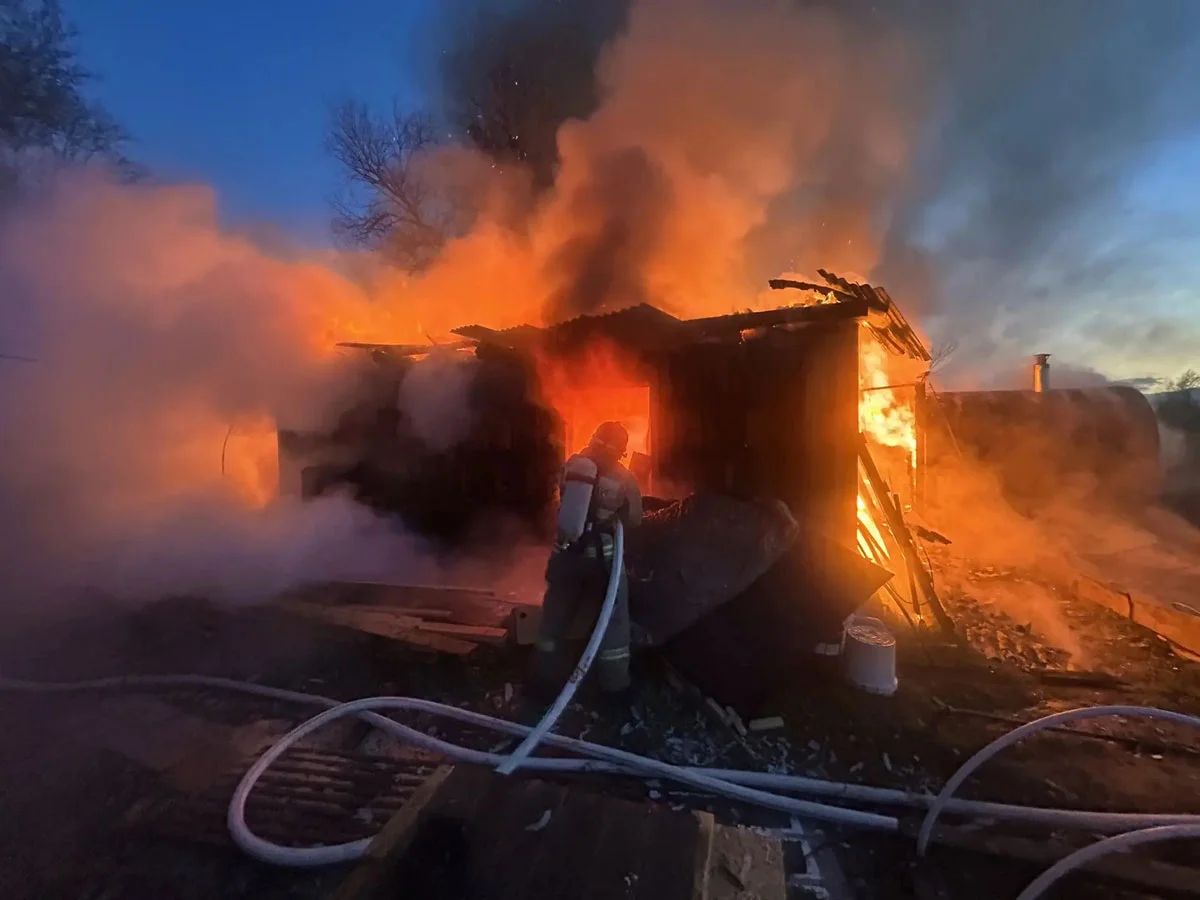 В Каменске-Уральском за сутки произошло три пожара, сгорел жилой дом