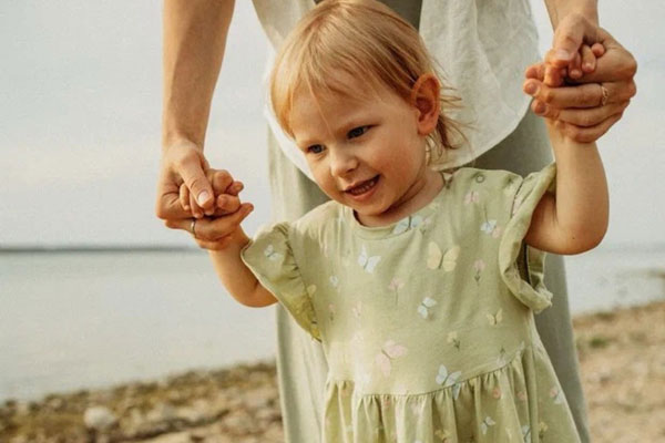 3-летняя Василиса из Каменска-Уральского мечтает полетать на самолете и встать на ножки