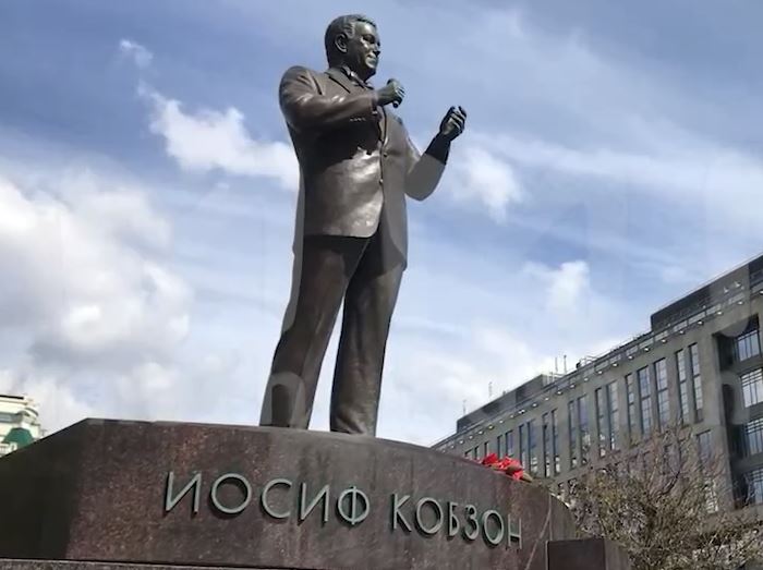 В московский памятник Иосифу Кобзону вмонтировали рекламу наркотиков