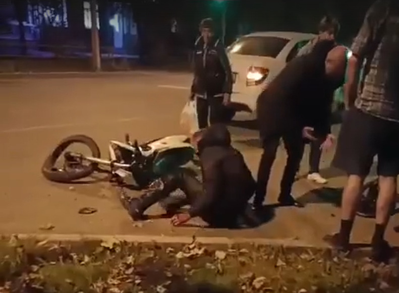 Мотоциклист на большой скорости врезался в автомобиль у въезда во двор в Каменске-Уральском