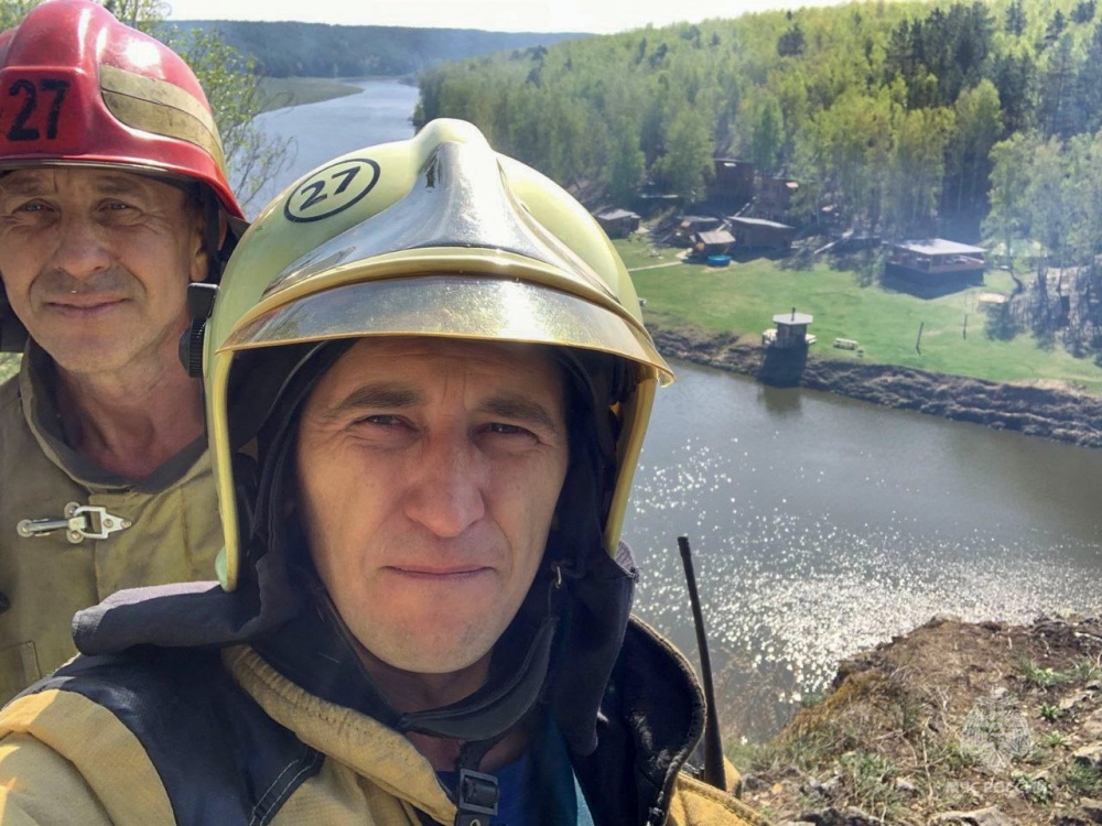 Каменские огнеборцы проводили коллегу на пенсию, окатив его из пожарного шланга. Видео