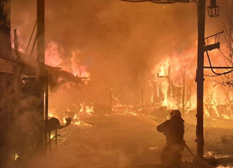 На окраине Каменска-Уральского ночью сгорели бани, пострадал человек