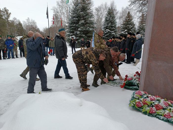 В Каменске-Уральском почтили память Героя России Виктора Дубынина