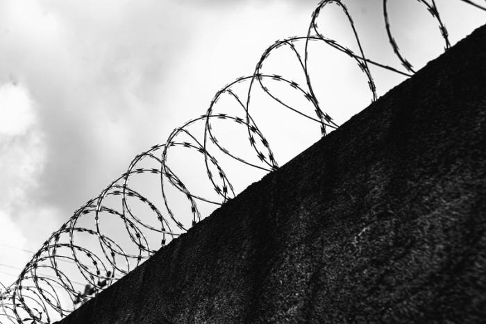 "За решеткой в Екатеринбурге": охранник, насиловавший близняшек в Доме творчества, отправлен под арест