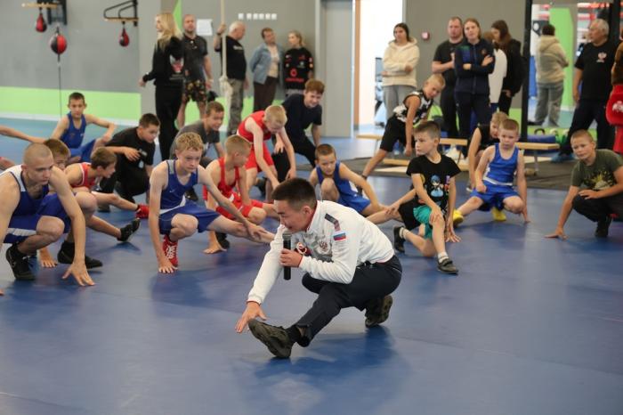 Звёзды бокса провели тренировку для юных спортсменов Каменска-Уральского